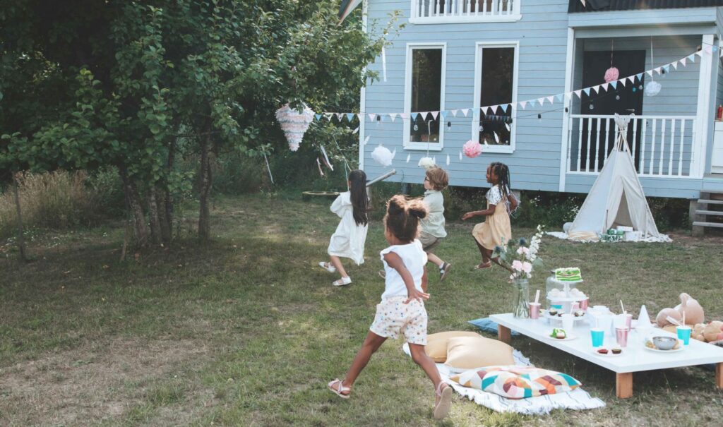 Setting Up Your New Backyard for a Summer Party Right After You Move, Pro100movers